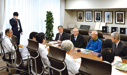 垣添日本対がん協会会長を激励