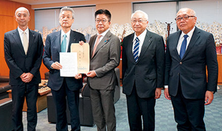 加藤厚労大臣に「今般の感染拡大を踏まえた今後の対応に関する要望書」を提出