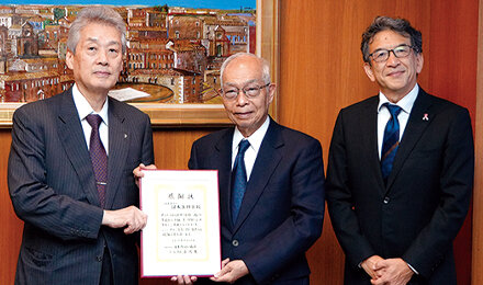 垣添会長（中央）から感謝状を受け取る松本会長（左）